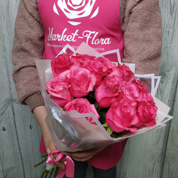 Букет из 15 розовых роз в плёнке